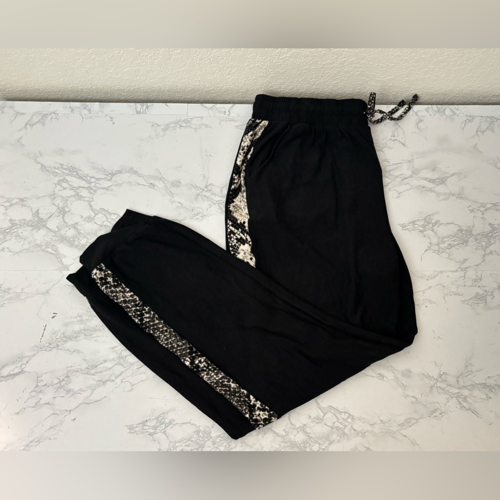 Sheila Rose Elastic Waist Joggers Womenโs M Black Snakeskin Print Drawstringโโ